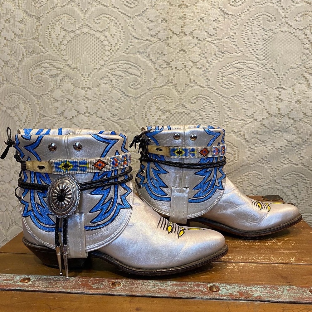 Handcrafted and Hand Painted White Cowgirl ankle Booties woman’s size 8 M - Picture 5 of 9